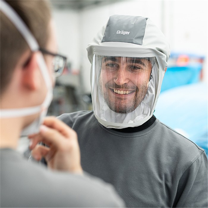 Dräger X-plore 8000 Kurze Haube Person trägt Dräger Schutzhaube X-plore 8000.