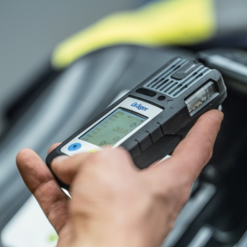 Dräger X-am 3500 in der Hand einer Person