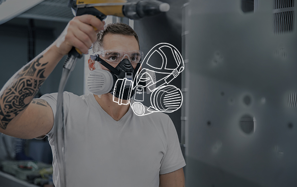 Person hält Sprühgerät Darstellung einer Halbmaske mit Bajonett-Filter.