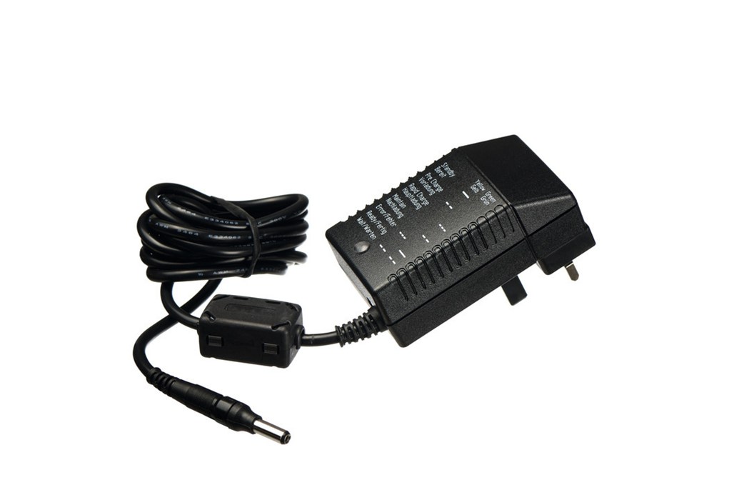 Universal Netzteiladapter von Dräger Schwarzer Netzadapter mit Kabel und verschiedenen Ausgangsspannungen.