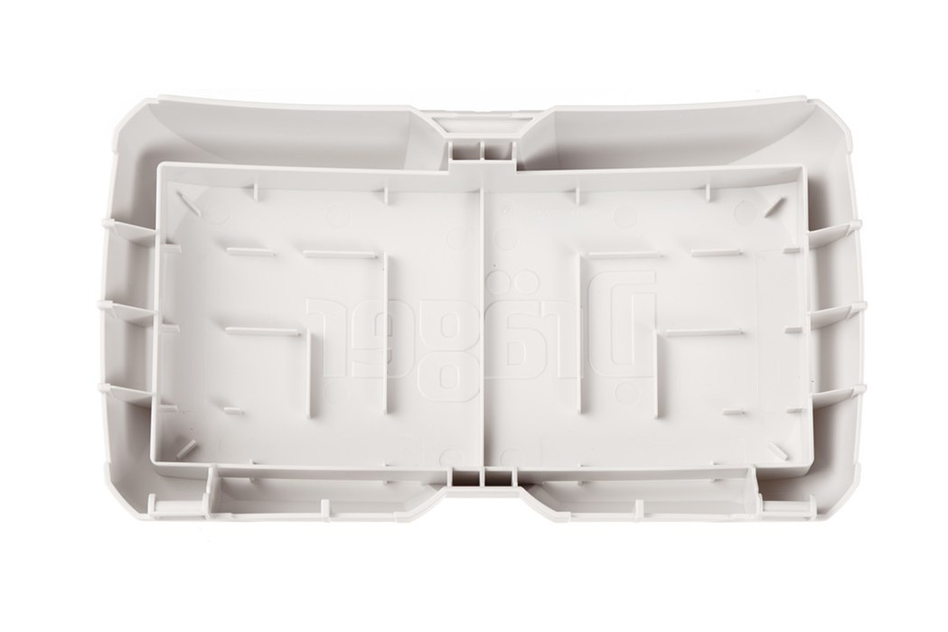 Gehäuse für Sicherheitstechnik von Dräger Weißes Kunststoffgehäuse mit symmetrischer Struktur und mehreren Fächern.