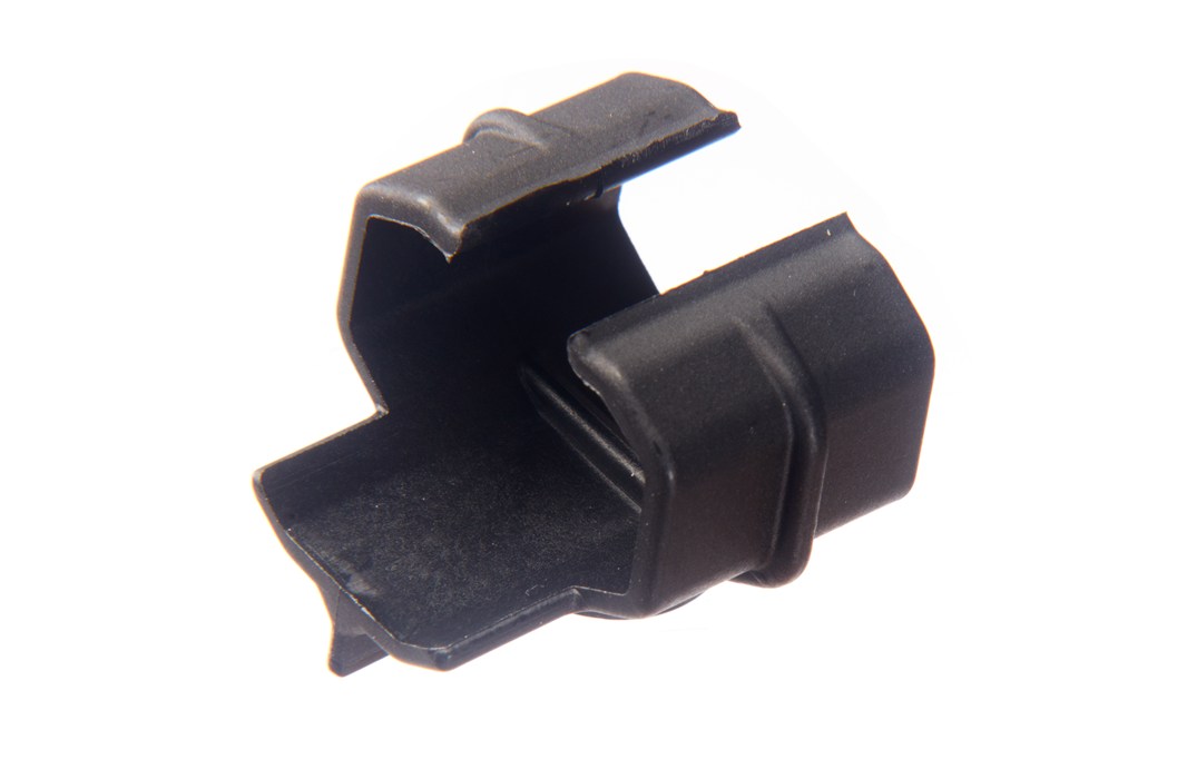 Kunststoffteil für Dräger Sicherheitssystem Schwarzes Kunststoffteil in diagonaler Ansicht mit einer offenen Seite.