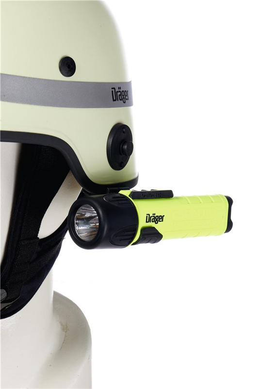 Hellgrüne Taschenlampe, befestigt an einem gelben Schutzhelm.