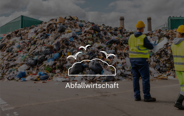Abfallmanagement für Sicherheitslösungen Zwei Personen in Warnwesten vor Müllberg auf Betriebsgelände.