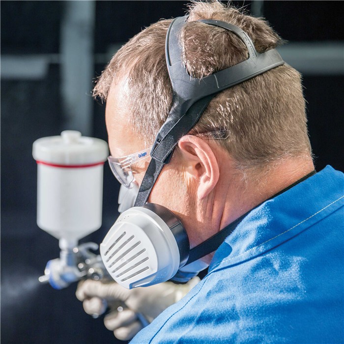 Dräger X-plore 3300 Halbmaske mit A2P3 Filter Person trägt Maske und sprüht mit einer Lackierpistole.