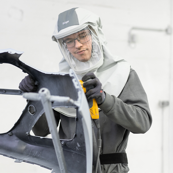 Dräger X-plore 8000 Sicherheitshaube Person trägt Dräger X-plore 8000 Premiumhaube beim Arbeiten.