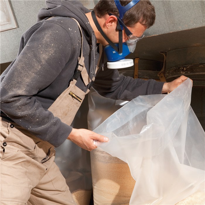 Person beim Materialhandling mit Halbmaske X-plore 4740 zur Arbeitssicherheit.