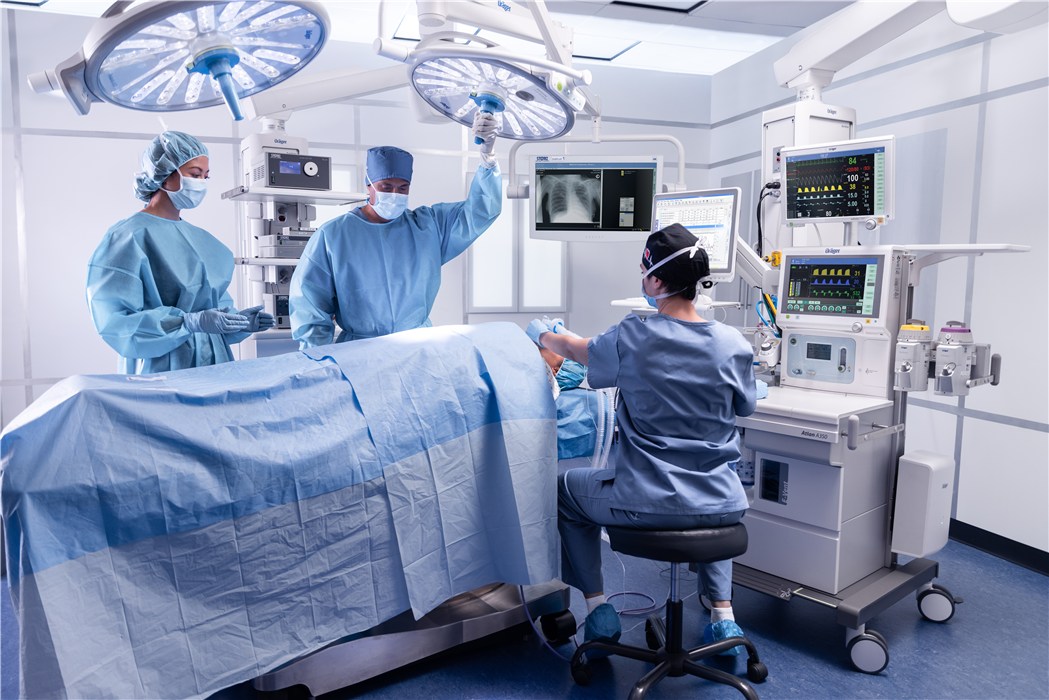 Dräger OP-Setting Sicherheitssystem Chirurgen im OP mit Dräger Überwachungsgeräten.
