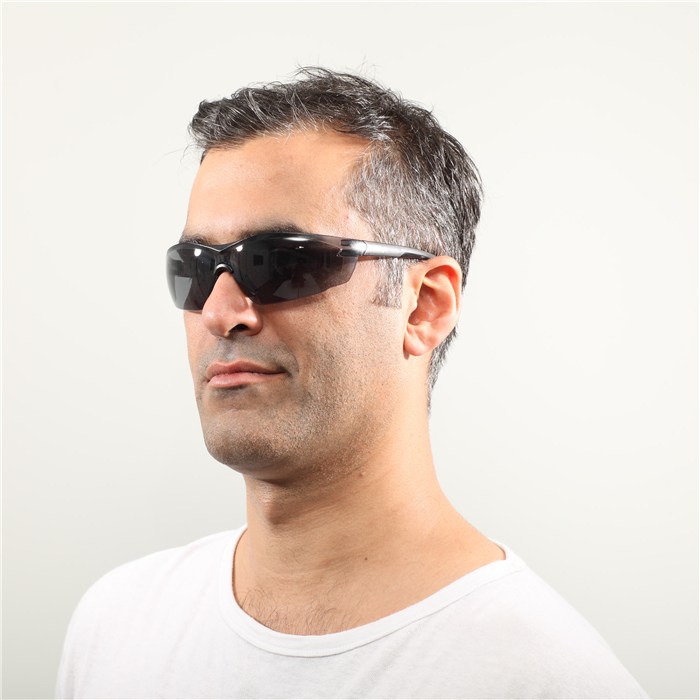 Dräger Sicherheitsbrille X-pect 8321 Person trägt die Sicherheitsbrille X-pect 8321 von Dräger.