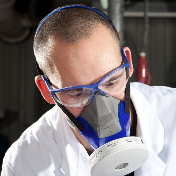 Rd40 P3 Atemschutzfilter Person mit Atemschutzmaske und Rd40 P3 Filter.