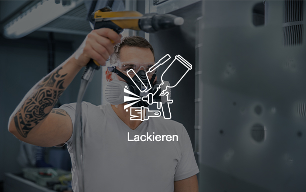 Sicherheit beim Lackieren Person hält Sprühpistole in Lackierkabine.