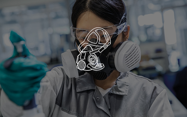 Halbmaske für Arbeitssicherheit Person trägt eine Halbmaske und Handschuhe in einer industriellen Umgebung.
