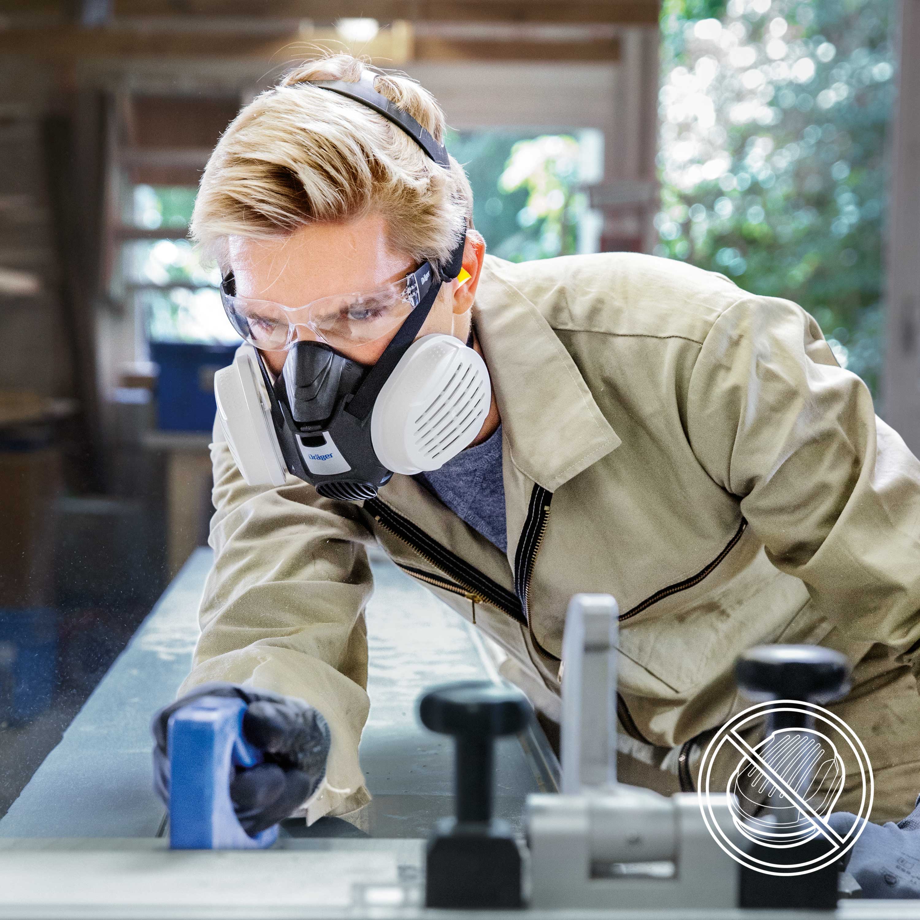 Person trägt Halbmaske Dräger X-plore 3300 bei der Arbeit.