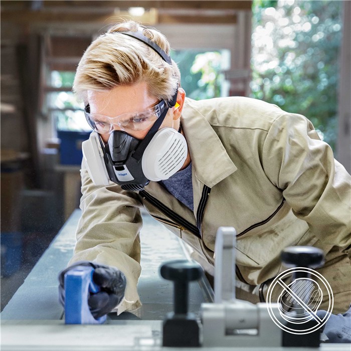 Dräger X-plore 3300 Halbmaske Einsatz Person trägt Halbmaske Dräger X-plore 3300 bei der Arbeit.