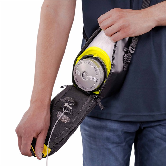 Dräger PARAT 5520 Atemschutzgerät Person öffnet Tasche mit Dräger PARAT 5520 Atemschutzgerät.
