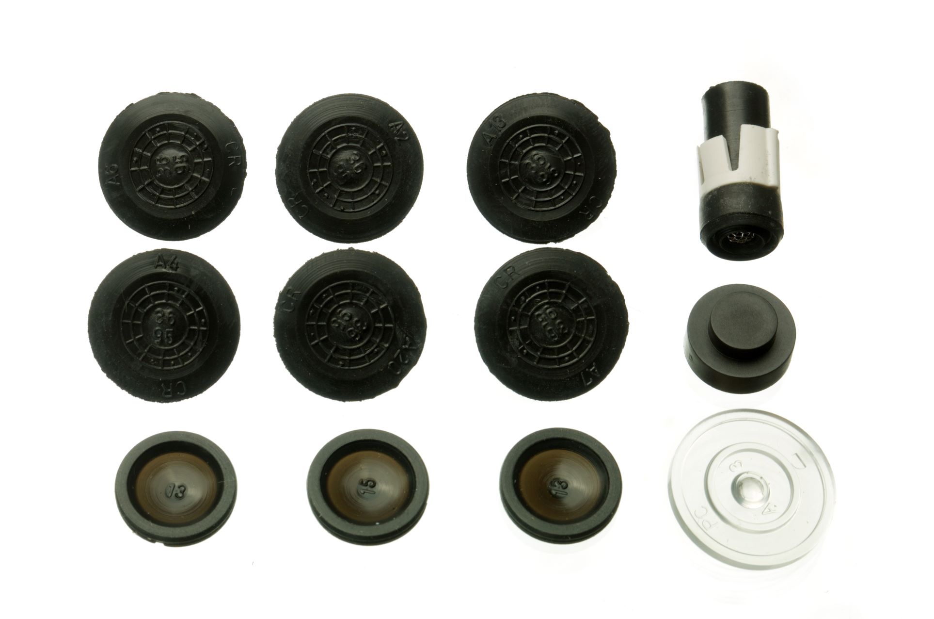 Ersatzteile für Dräger Sicherheitstechnik Verschiedene Rundformen, u.a. schwarze Scheiben und Metallteile, wahrscheinlich Sicherheitstechnik-Ersatzteile.