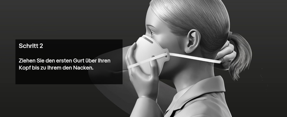 Staubmaske anlegen: Schritt 2 Frau zieht unteren Gurt einer Staubmaske über den Kopf.