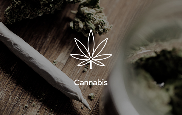 Produktsicherheit Cannabis Cannabisblüten und ein Joint auf Holztisch.