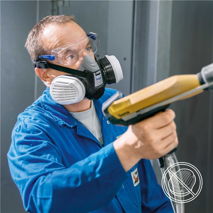 Dräger X-plore 3300 Halbmaske im Einsatz Person mit Schutzmaske und Werkzeug beim Arbeiten.