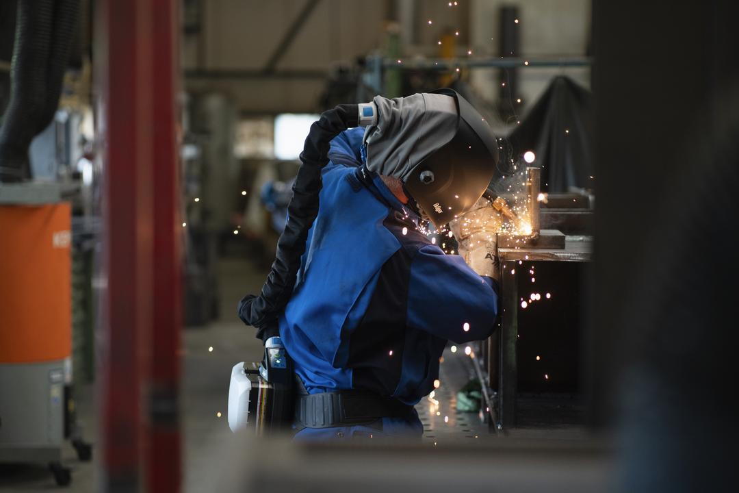 Schweißschutz bei Dräger Sicherheitstechnik Person mit Schweißerausrüstung bei der Arbeit, Funken sprühen.