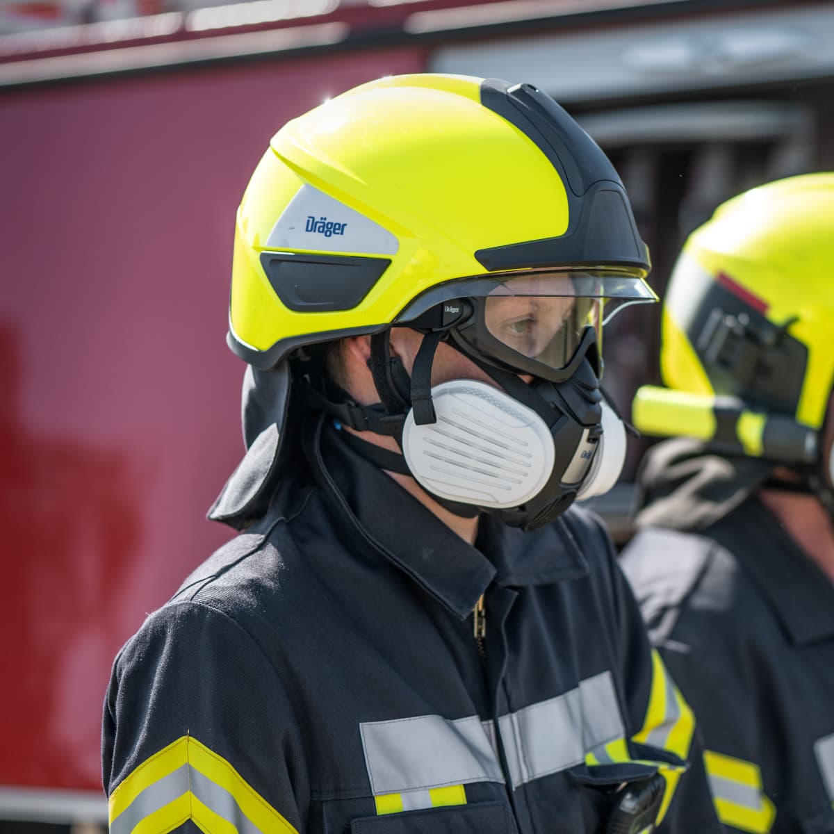 Helm für Waldbrandbekämpfung Feuerwehrmann trägt gelben Schutzhelm von Dräger.