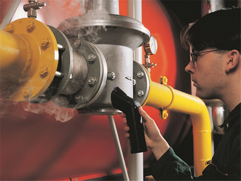Sicherheitstechnik in Industriewartung Wartungsvorgang mit Werkzeug an Industrieventil.