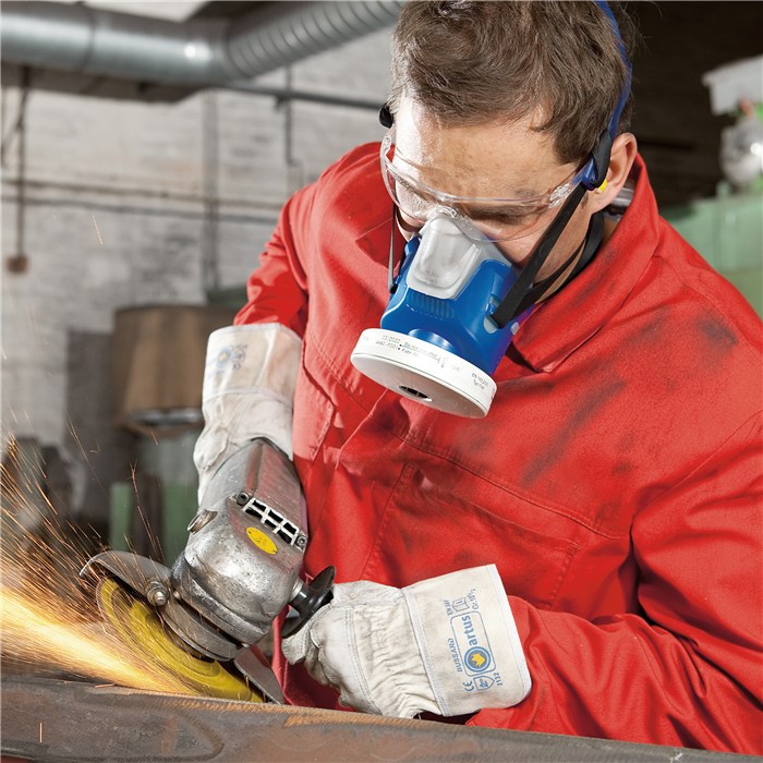 Schutz bei Schleifarbeiten mit Atemmaske Arbeiter schleift Metall mit Atemschutzmaske und Schutzbrille.