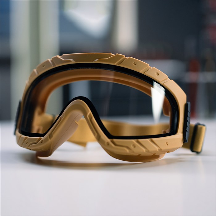 Schutzbrille Dräger X-pect 4900 Sandfarbene Schutzbrille Dräger X-pect 4900 auf Tisch.