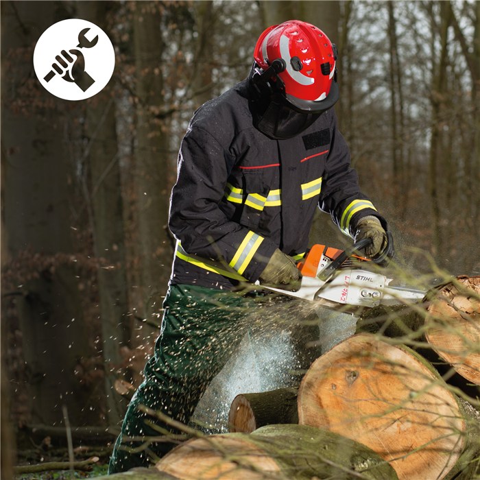 Schutzhelm Draeger HPS 3500 im Einsatz Person mit rotem Schutzhelm und Kettensäge zersägt Baumstämme im Wald. Szenario der Arbeitssicherheit.