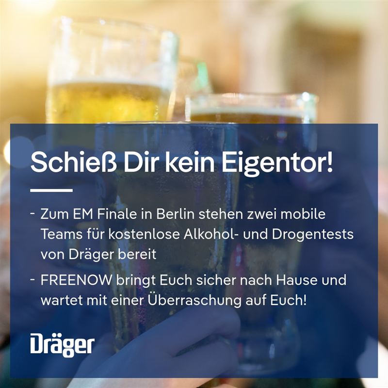 Hände halten Getränke mit Dräger-Info zu Alkoholtests.