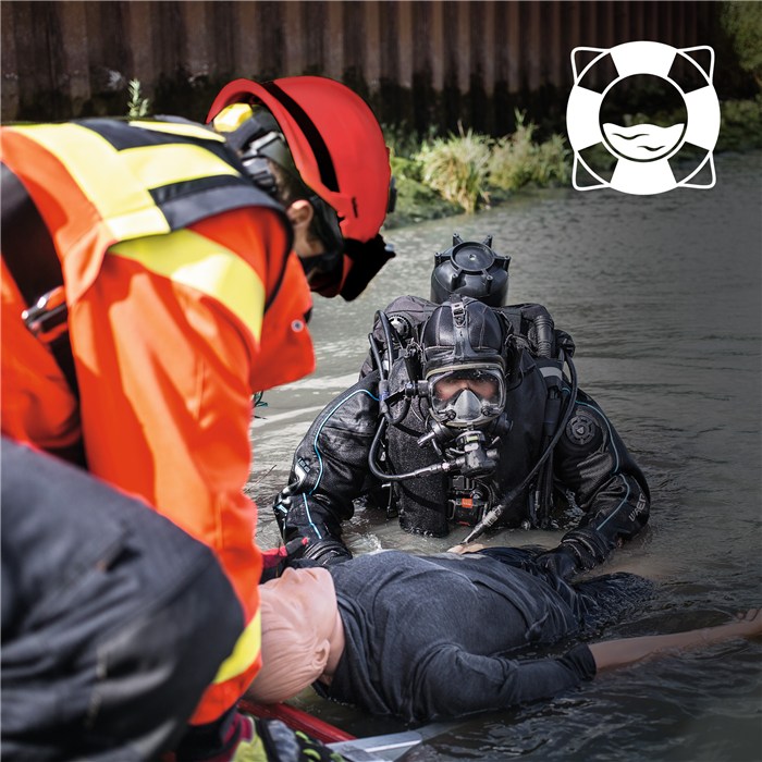 Dräger Schutzhelm im Rettungseinsatz Rettungseinsatz: Retter und Taucher im Wasser mit Schutzhelmen.