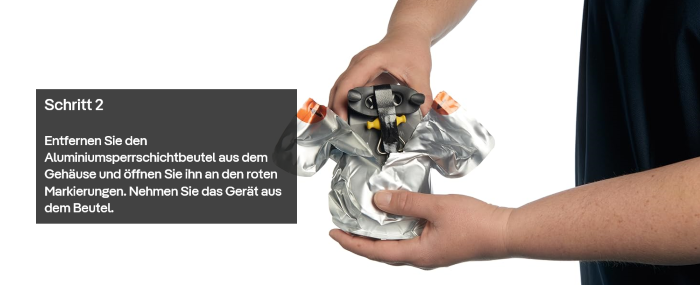 Fluchtgerät sicher anlegen Hände halten ein Fluchtgerät, aus einem silbernen Beutel entnommen.