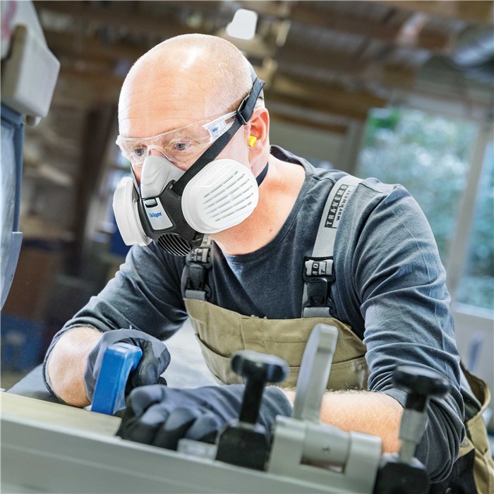 Dräger X-plore 3300 Halbmaske im Einsatz Person trägt Dräger X-plore 3300 Halbmaske bei der Arbeit.