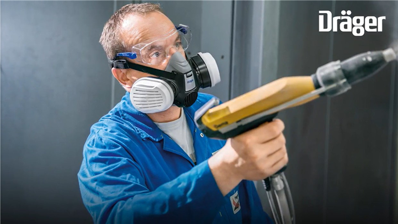 Schutzbrille X-Pect 8120 Einsatz Person in Schutzkleidung hantiert mit einer Pistole.