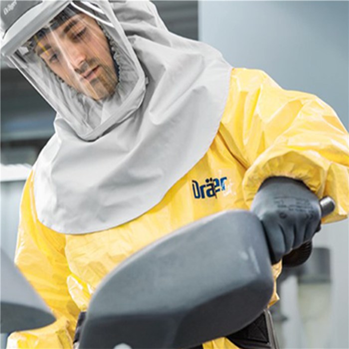 Schutzanzug SPC 4400 CPM im Einsatz Person im gelben Dräger SPC 4400 CPM Schutzanzug, Arbeit.