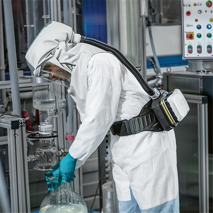 Dräger X-plore 8000 Premiumhaube in Aktion Person in Schutzkleidung mit X-plore 8000 Haube arbeitet in industrieller Umgebung.