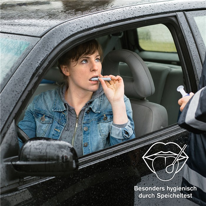 Dräger DrugCheck 3000 Speicheltest Person im Auto verwendet einen Dräger Speicheltest.