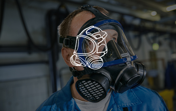 Vollmaske für Sicherheitstechnik Person mit Vollmaske und Atemschutz in Industrieumgebung.