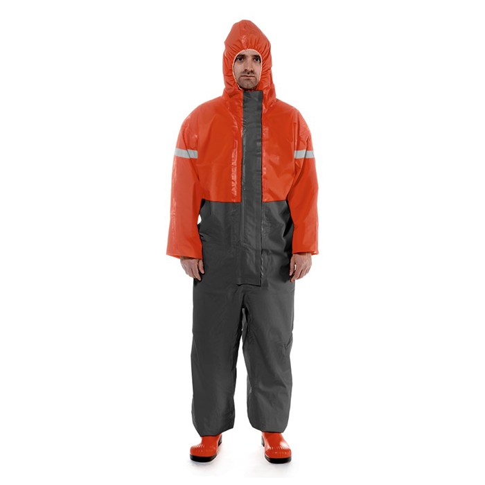 Schutzoverall SPC 2400 in Orange-Grau Person trägt den Dräger Schutzanzug SPC 2400 aus Flexothane, farbig in Orange und Grau, mit Kapuze.