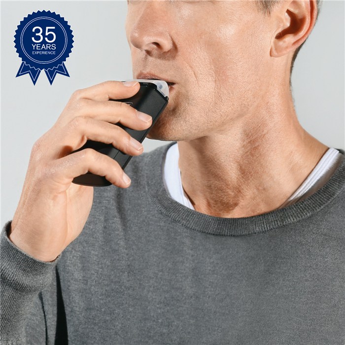 Dräger Alcotest 4000 im Einsatz Person mit Dräger Alcotest 4000 Alkoholtester in der Hand.