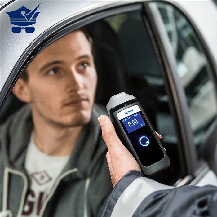 Dräger Alcotest 4000 im Einsatz Person wird im Auto mit Alcotest 4000 getestet.