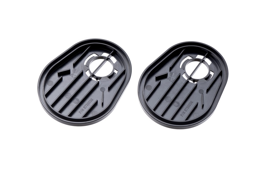 Zwei schwarze Bajonett Pad-Platten mit kreisförmiger Öffnung.