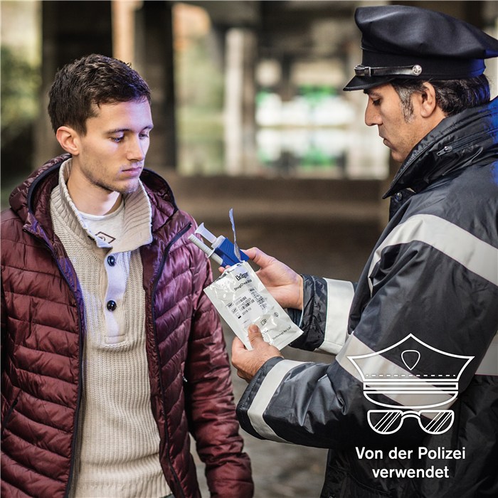 Drogentestgerät DrugCheck 3000 Polizist nutzt DrugCheck 3000 zur Drogentestung.