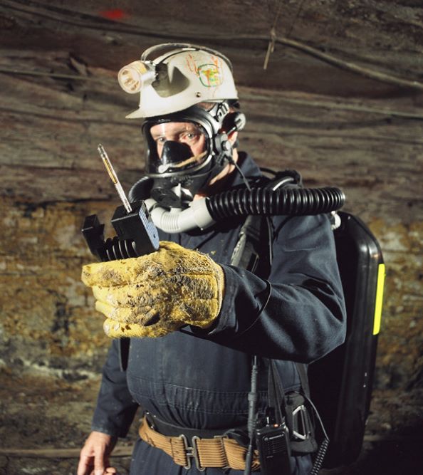 Person in Schutzkleidung hält Accuro Pumpe in der Hand.