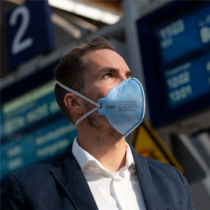 Atemschutzmaske X-plore 1720 im Einsatz Person trägt X-plore 1720 Atemschutzmaske am Bahnhof.