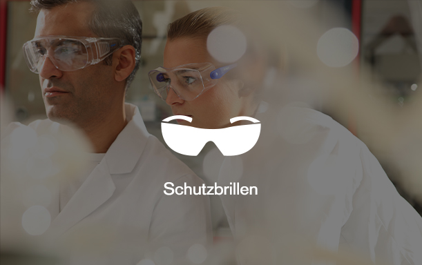 Schutzbrillen im Dräger Shop Schutzbrille im Laborumfeld mit verschwommenem Hintergrund.