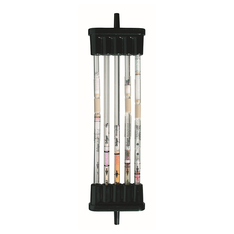 Dräger Gasprüfröhrchen-Set Ein schwarzes Gestell mit mehreren Gasprüfröhrchen unterschiedlicher Farben und Kennzeichnungen im Innenbereich.