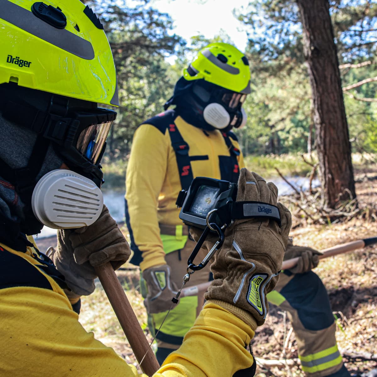 Waldbrand-Schutzset von Dräger in Aktion Feuerwehrleute mit Dräger-Ausrüstung bei Waldbrandarbeit.