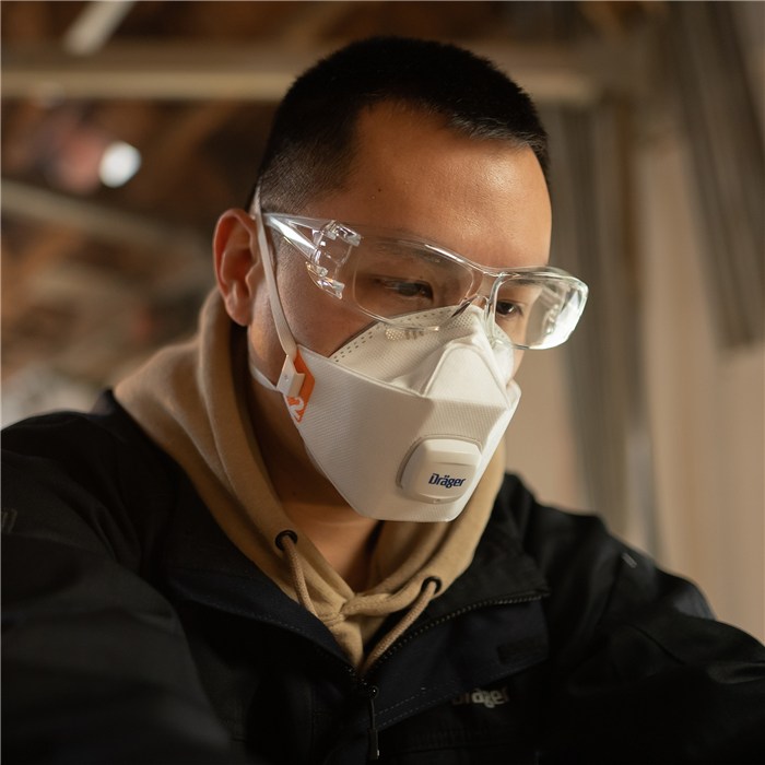Schutzbrille X-pect 2400 Die klare Schutzbrille Dräger X-pect 2400 aufgesetzt.