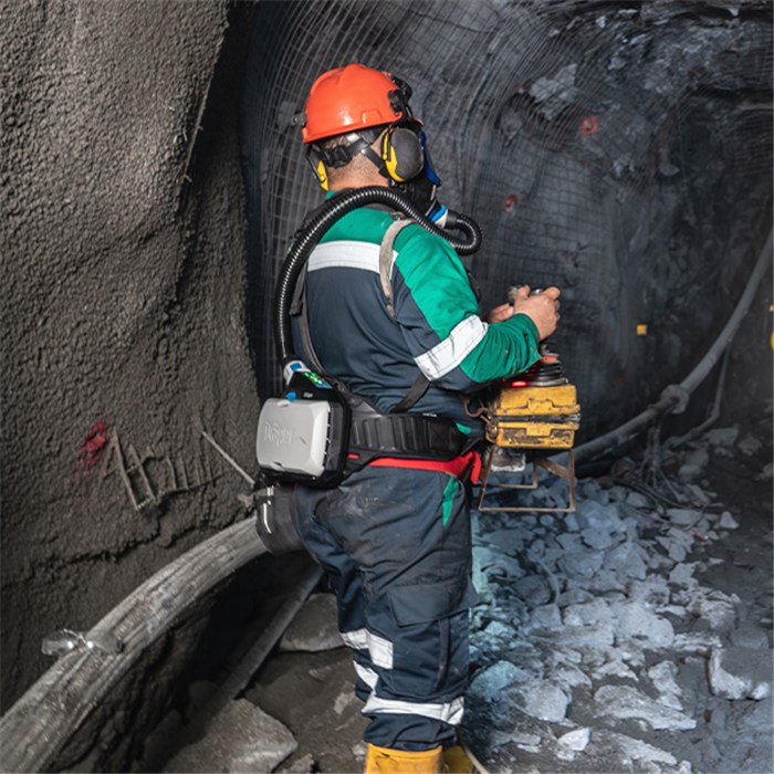 X-plore 8000 mit flexiblem Schlauch Bergarbeiter trägt Atemschutzmaske mit Schlauch im Tunnel.